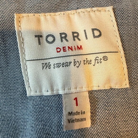 Torrid woman’s size 1 cropped button blue jean jacket EUC - Picture 7 of 10